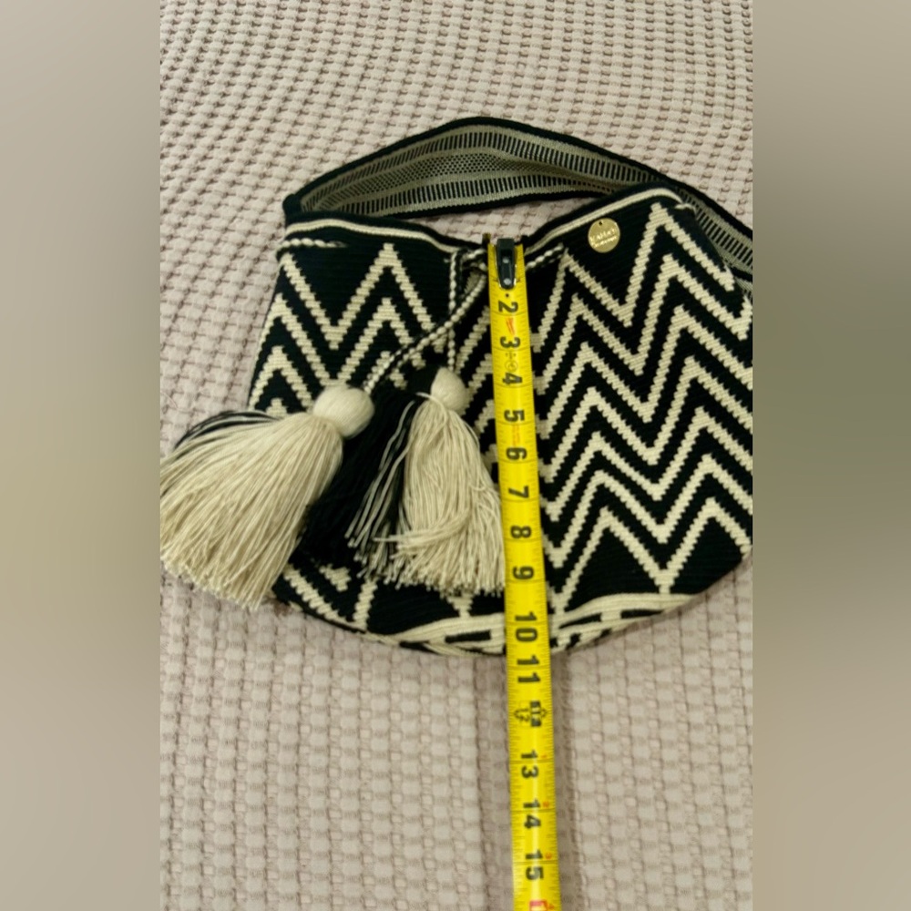 Elegant Black and Cream Chevron Crossbody Bag - Picture 10 of 12